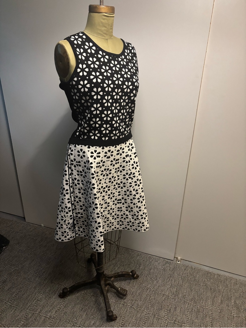 Réversible Black and White Floral Cutout A-Line Skirt & top